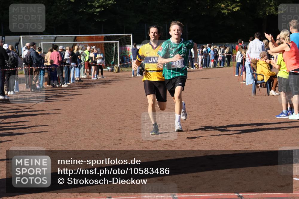 27.09.2026 - 35. Volkslauf durch das schöne Alstertal Strokosch-Dieckow http://msf.ph/oto/10583486 27.09.2026 11:25:05 Ziel 3117, 3292, 3314, 3988 meine-sportfotos.de