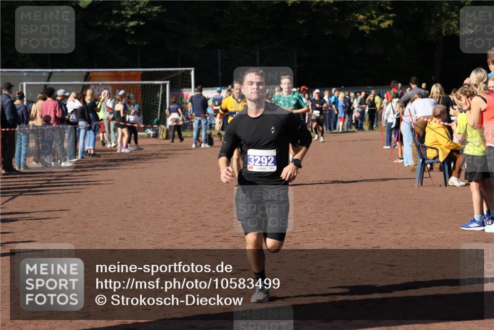 27.09.2026 - 35. Volkslauf durch das schöne Alstertal Strokosch-Dieckow http://msf.ph/oto/10583499 27.09.2026 11:25:02 Ziel 3292, 3314, 3321, 3988 meine-sportfotos.de