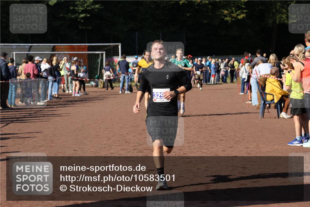 27.09.2026 - 35. Volkslauf durch das schöne Alstertal Strokosch-Dieckow http://msf.ph/oto/10583501 27.09.2026 11:25:02 Ziel 3292, 3314, 3321, 3988 meine-sportfotos.de
