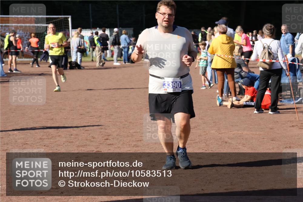 27.09.2026 - 35. Volkslauf durch das schöne Alstertal Strokosch-Dieckow http://msf.ph/oto/10583513 27.09.2026 11:44:11 Ziel 1476, 3113, 3390 meine-sportfotos.de