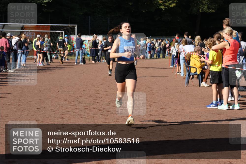 27.09.2026 - 35. Volkslauf durch das schöne Alstertal Strokosch-Dieckow http://msf.ph/oto/10583516 27.09.2026 11:24:57 Ziel 3292, 3321 meine-sportfotos.de