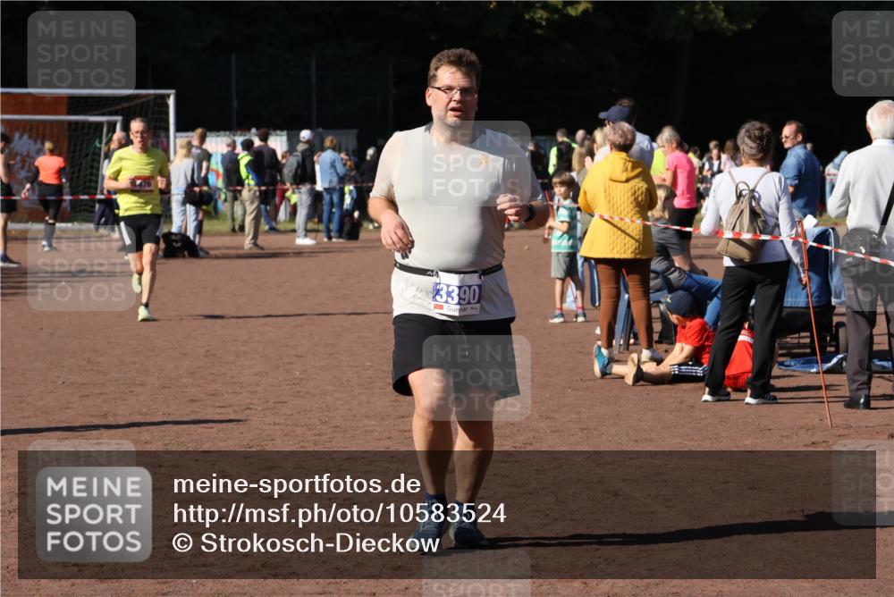 27.09.2026 - 35. Volkslauf durch das schöne Alstertal Strokosch-Dieckow http://msf.ph/oto/10583524 27.09.2026 11:44:11 Ziel 1476, 3113, 3390 meine-sportfotos.de