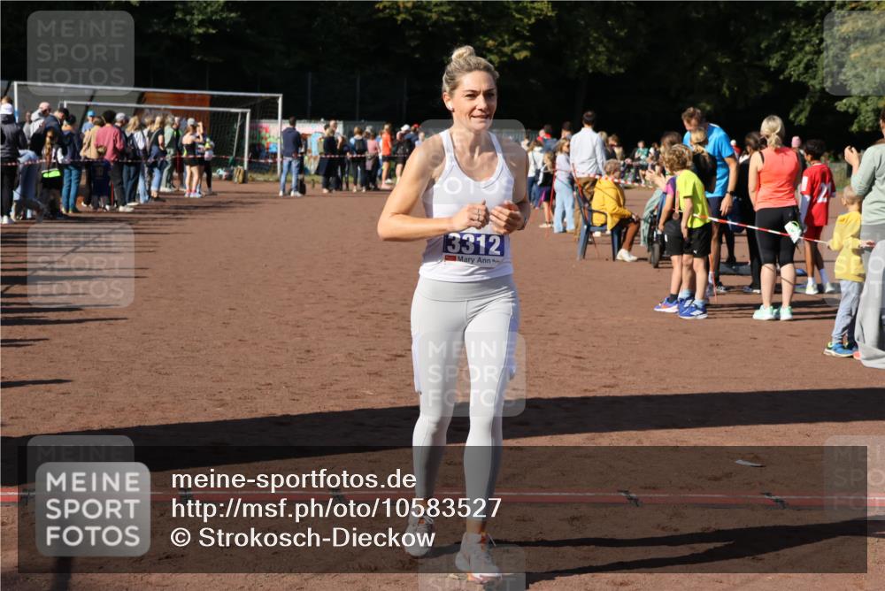 27.09.2026 - 35. Volkslauf durch das schöne Alstertal Strokosch-Dieckow http://msf.ph/oto/10583527 27.09.2026 11:24:46 Ziel 3312, 3340 meine-sportfotos.de