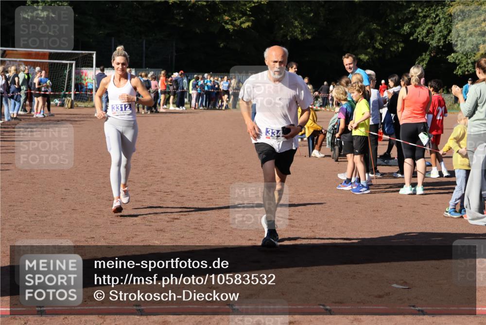 27.09.2026 - 35. Volkslauf durch das schöne Alstertal Strokosch-Dieckow http://msf.ph/oto/10583532 27.09.2026 11:24:43 Ziel 3222, 3312, 3340 meine-sportfotos.de