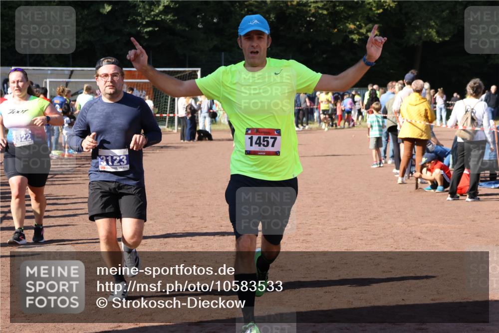 27.09.2026 - 35. Volkslauf durch das schöne Alstertal Strokosch-Dieckow http://msf.ph/oto/10583533 27.09.2026 11:44:02 Ziel 1457, 3123, 3322 meine-sportfotos.de