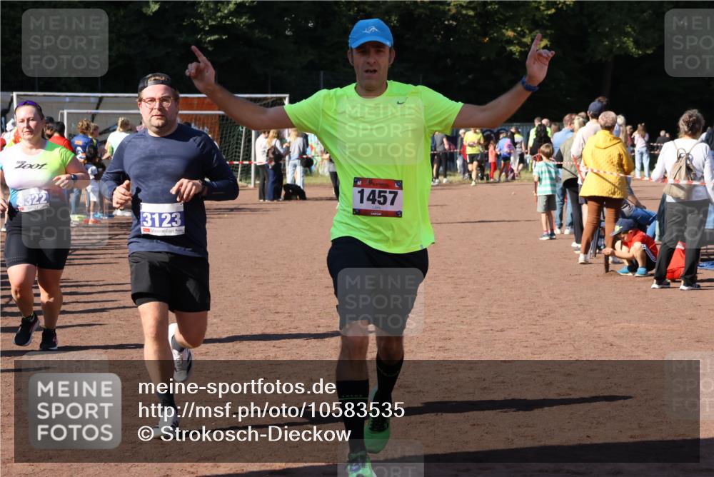 27.09.2026 - 35. Volkslauf durch das schöne Alstertal Strokosch-Dieckow http://msf.ph/oto/10583535 27.09.2026 11:44:02 Ziel 1457, 3123, 3322 meine-sportfotos.de