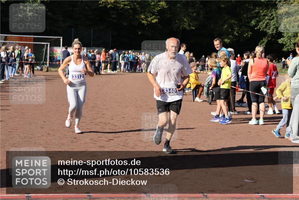 27.09.2026 - 35. Volkslauf durch das schöne Alstertal Strokosch-Dieckow http://msf.ph/oto/10583536 27.09.2026 11:24:43 Ziel 3222, 3312, 3340 meine-sportfotos.de