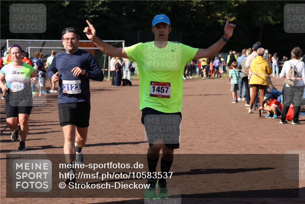27.09.2026 - 35. Volkslauf durch das schöne Alstertal Strokosch-Dieckow http://msf.ph/oto/10583537 27.09.2026 11:44:02 Ziel 1457, 3123, 3322 meine-sportfotos.de