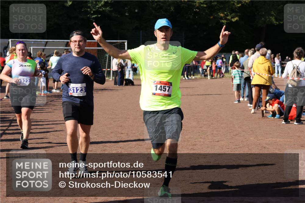 27.09.2026 - 35. Volkslauf durch das schöne Alstertal Strokosch-Dieckow http://msf.ph/oto/10583541 27.09.2026 11:44:02 Ziel 1457, 3123, 3322 meine-sportfotos.de