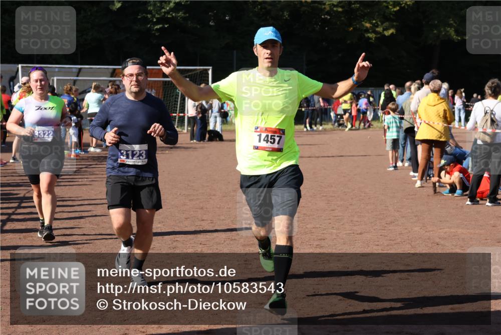 27.09.2026 - 35. Volkslauf durch das schöne Alstertal Strokosch-Dieckow http://msf.ph/oto/10583543 27.09.2026 11:44:01 Ziel 1457, 3123, 3322 meine-sportfotos.de