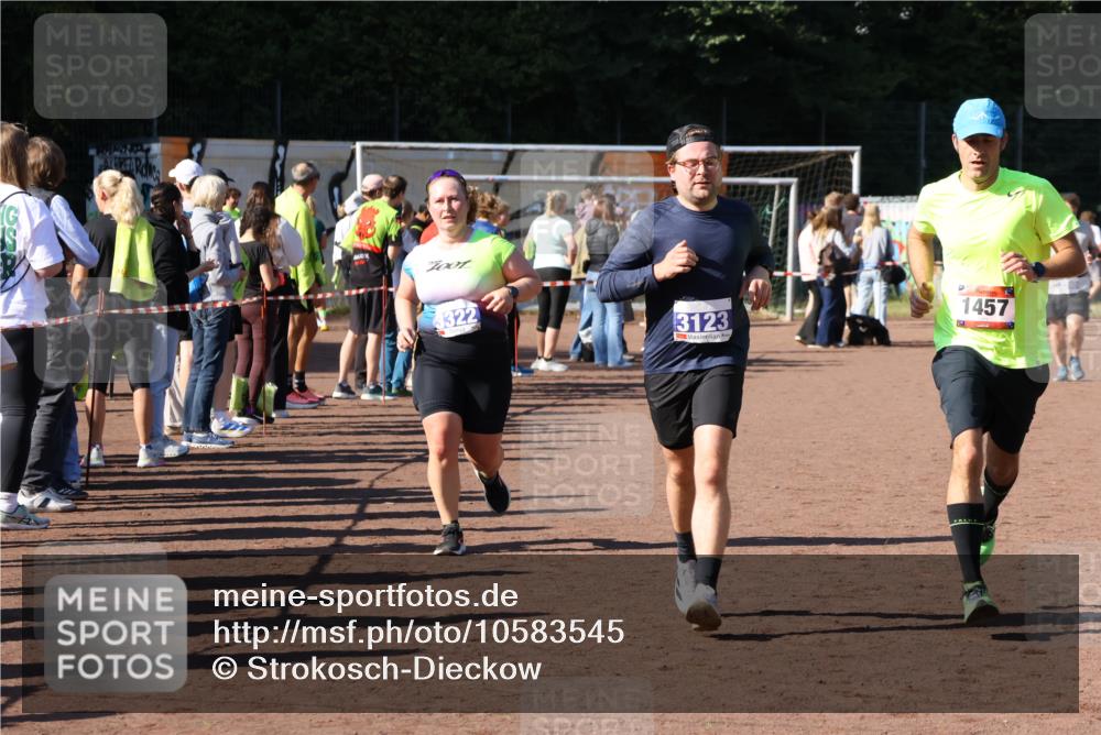 27.09.2026 - 35. Volkslauf durch das schöne Alstertal Strokosch-Dieckow http://msf.ph/oto/10583545 27.09.2026 11:44:01 Ziel 1457, 3123, 3322 meine-sportfotos.de
