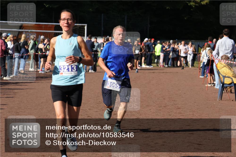 27.09.2026 - 35. Volkslauf durch das schöne Alstertal Strokosch-Dieckow http://msf.ph/oto/10583546 27.09.2026 11:24:28 Ziel 3065, 3213, 3354, 3355 meine-sportfotos.de