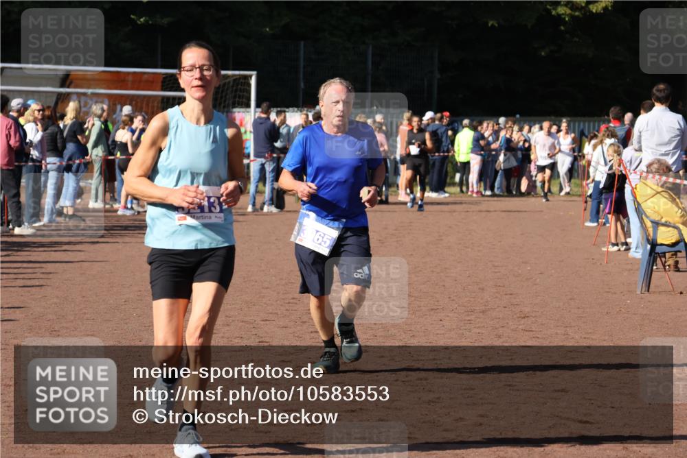 27.09.2026 - 35. Volkslauf durch das schöne Alstertal Strokosch-Dieckow http://msf.ph/oto/10583553 27.09.2026 11:24:28 Ziel 3065, 3213, 3354, 3355 meine-sportfotos.de