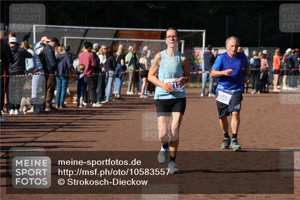 27.09.2026 - 35. Volkslauf durch das schöne Alstertal Strokosch-Dieckow http://msf.ph/oto/10583557 27.09.2026 11:24:26 Ziel 3065, 3213, 3354, 3355 meine-sportfotos.de