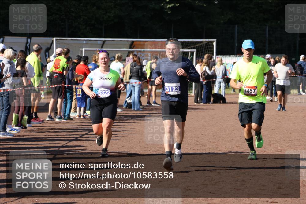 27.09.2026 - 35. Volkslauf durch das schöne Alstertal Strokosch-Dieckow http://msf.ph/oto/10583558 27.09.2026 11:43:59 Ziel 1457, 3123, 3322 meine-sportfotos.de