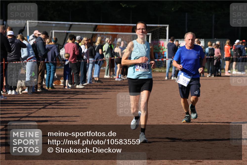 27.09.2026 - 35. Volkslauf durch das schöne Alstertal Strokosch-Dieckow http://msf.ph/oto/10583559 27.09.2026 11:24:26 Ziel 3065, 3213, 3354, 3355 meine-sportfotos.de
