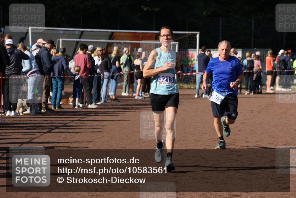 27.09.2026 - 35. Volkslauf durch das schöne Alstertal Strokosch-Dieckow http://msf.ph/oto/10583561 27.09.2026 11:24:26 Ziel 3065, 3213, 3354, 3355 meine-sportfotos.de