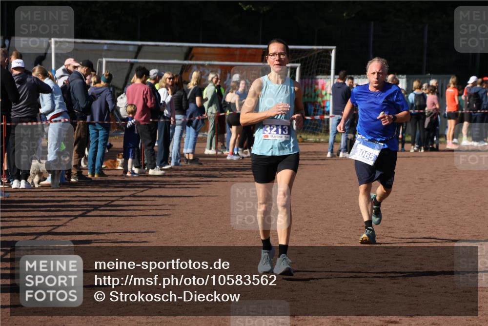 27.09.2026 - 35. Volkslauf durch das schöne Alstertal Strokosch-Dieckow http://msf.ph/oto/10583562 27.09.2026 11:24:26 Ziel 3065, 3213, 3354, 3355 meine-sportfotos.de