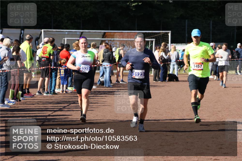 27.09.2026 - 35. Volkslauf durch das schöne Alstertal Strokosch-Dieckow http://msf.ph/oto/10583563 27.09.2026 11:43:59 Ziel 1457, 3123, 3322 meine-sportfotos.de