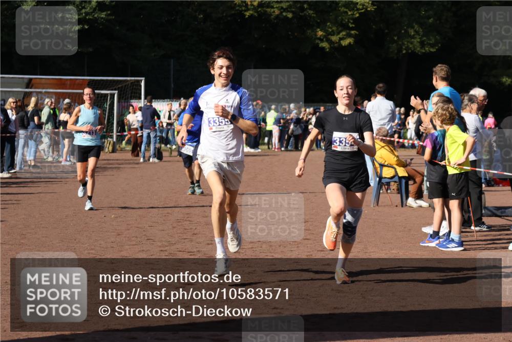 27.09.2026 - 35. Volkslauf durch das schöne Alstertal Strokosch-Dieckow http://msf.ph/oto/10583571 27.09.2026 11:24:24 Ziel 3065, 3213, 3354, 3355 meine-sportfotos.de