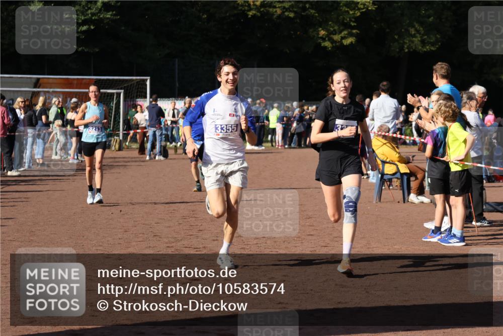 27.09.2026 - 35. Volkslauf durch das schöne Alstertal Strokosch-Dieckow http://msf.ph/oto/10583574 27.09.2026 11:24:24 Ziel 3065, 3213, 3354, 3355 meine-sportfotos.de