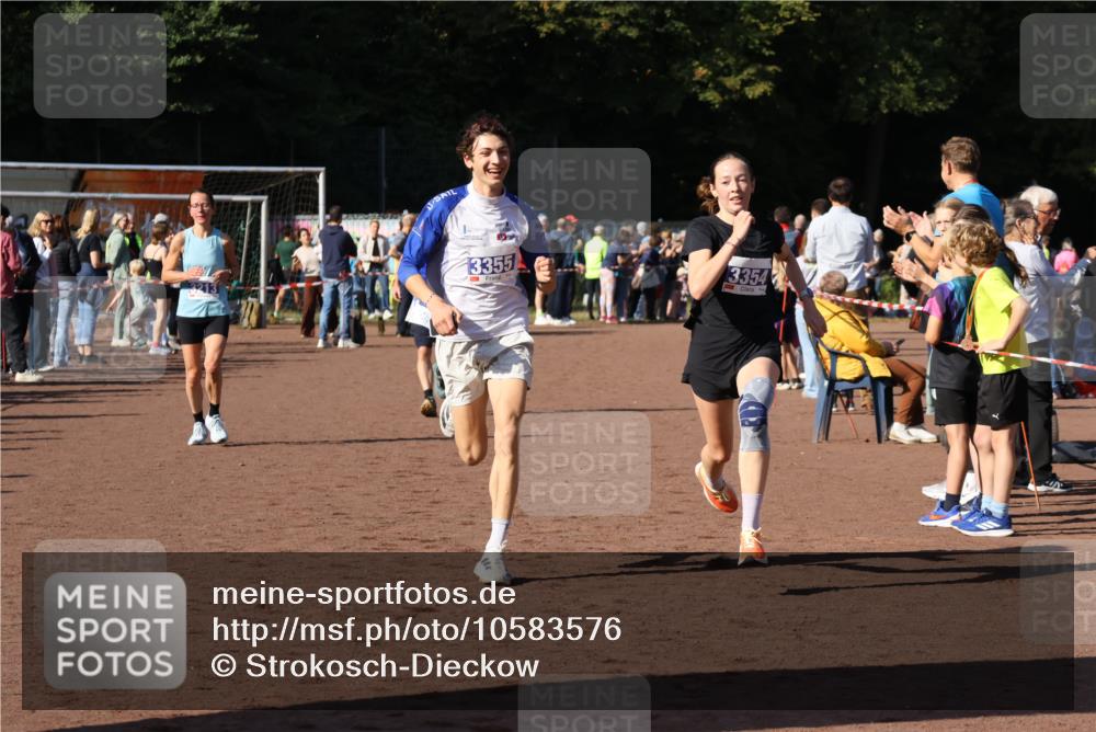27.09.2026 - 35. Volkslauf durch das schöne Alstertal Strokosch-Dieckow http://msf.ph/oto/10583576 27.09.2026 11:24:23 Ziel 3065, 3213, 3354, 3355 meine-sportfotos.de