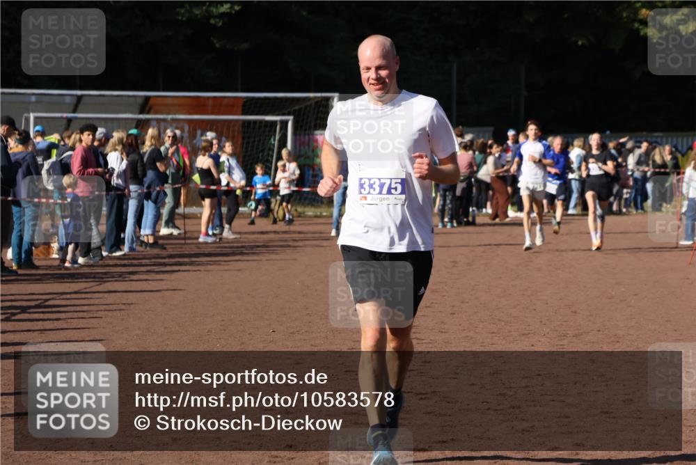 27.09.2026 - 35. Volkslauf durch das schöne Alstertal Strokosch-Dieckow http://msf.ph/oto/10583578 27.09.2026 11:24:17 Ziel 3354, 3355, 3375 meine-sportfotos.de