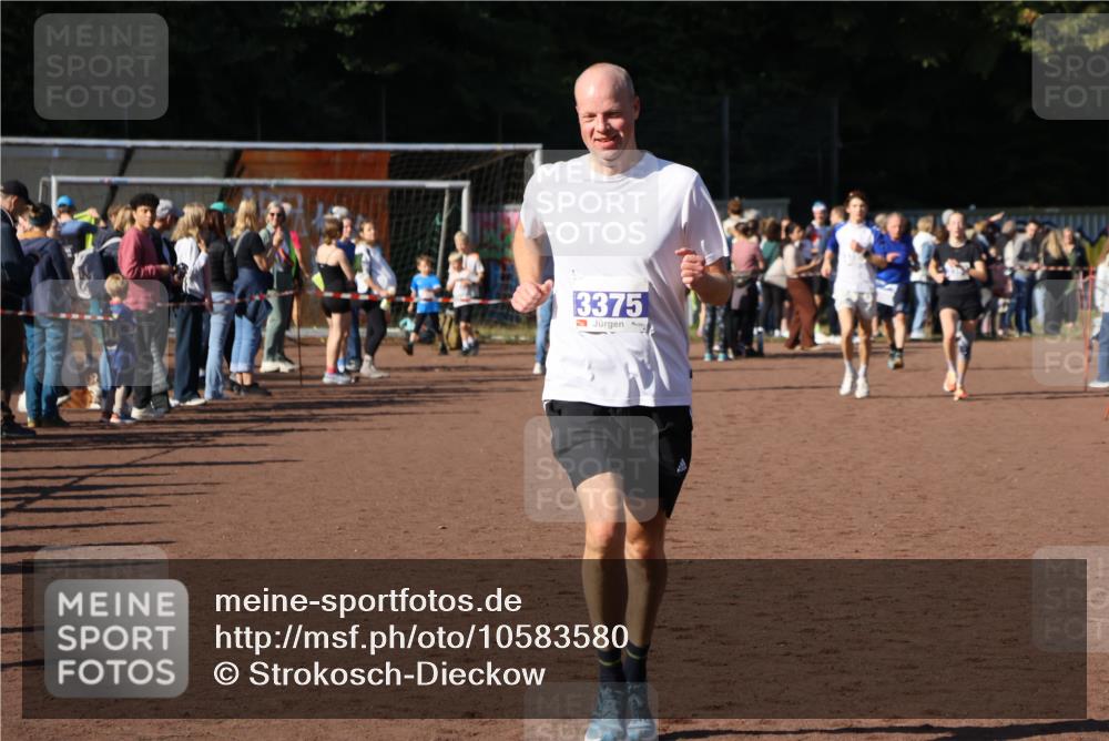 27.09.2026 - 35. Volkslauf durch das schöne Alstertal Strokosch-Dieckow http://msf.ph/oto/10583580 27.09.2026 11:24:17 Ziel 3354, 3355, 3375 meine-sportfotos.de