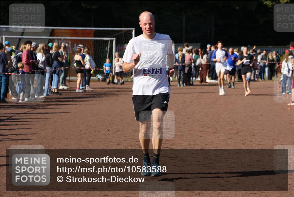 27.09.2026 - 35. Volkslauf durch das schöne Alstertal Strokosch-Dieckow http://msf.ph/oto/10583588 27.09.2026 11:24:17 Ziel 3354, 3355, 3375 meine-sportfotos.de