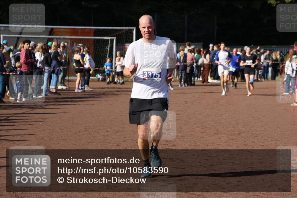 27.09.2026 - 35. Volkslauf durch das schöne Alstertal Strokosch-Dieckow http://msf.ph/oto/10583590 27.09.2026 11:24:17 Ziel 3354, 3355, 3375 meine-sportfotos.de