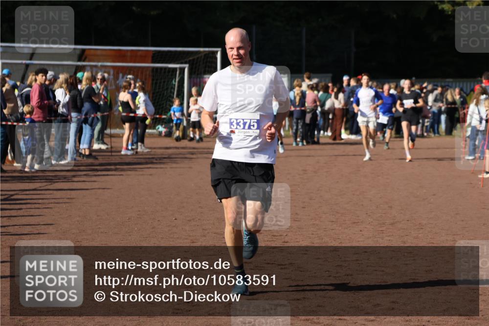 27.09.2026 - 35. Volkslauf durch das schöne Alstertal Strokosch-Dieckow http://msf.ph/oto/10583591 27.09.2026 11:24:17 Ziel 3354, 3355, 3375 meine-sportfotos.de