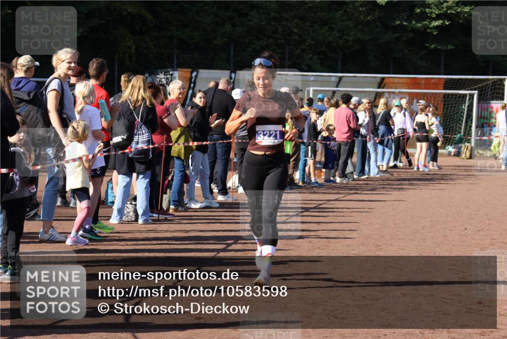 27.09.2026 - 35. Volkslauf durch das schöne Alstertal Strokosch-Dieckow http://msf.ph/oto/10583598 27.09.2026 11:24:10 Ziel 3203, 3221, 3373, 3375 meine-sportfotos.de