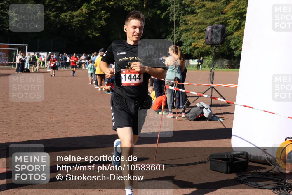 27.09.2026 - 35. Volkslauf durch das schöne Alstertal Strokosch-Dieckow http://msf.ph/oto/10583601 27.09.2026 11:43:26 Ziel 1444, 3010, 3014 meine-sportfotos.de