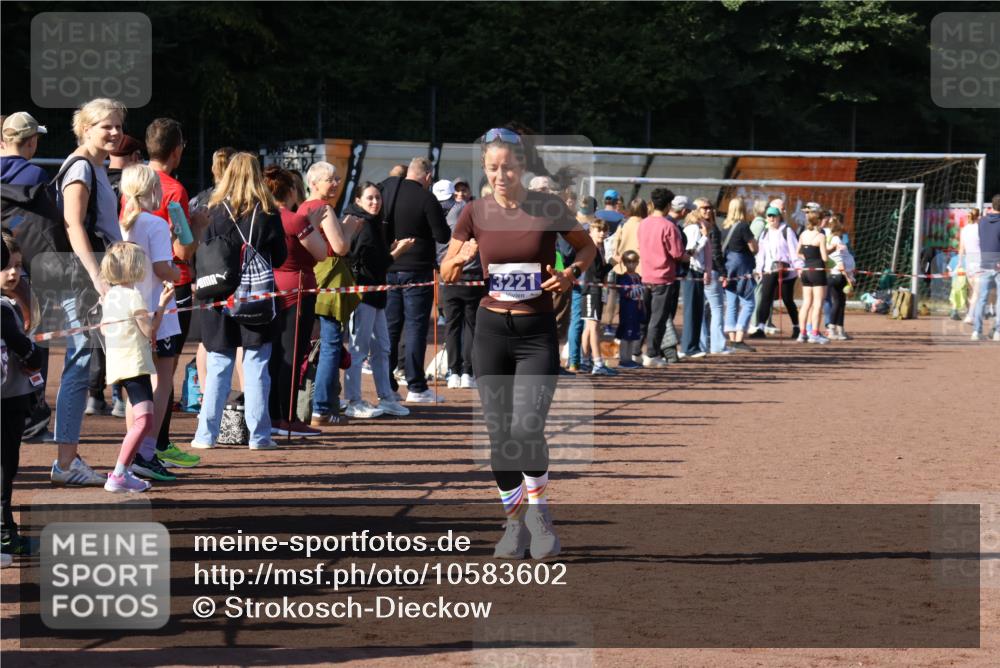 27.09.2026 - 35. Volkslauf durch das schöne Alstertal Strokosch-Dieckow http://msf.ph/oto/10583602 27.09.2026 11:24:10 Ziel 3203, 3221, 3373, 3375 meine-sportfotos.de