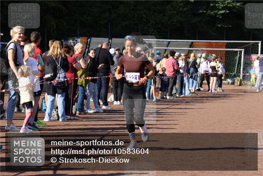 27.09.2026 - 35. Volkslauf durch das schöne Alstertal Strokosch-Dieckow http://msf.ph/oto/10583604 27.09.2026 11:24:09 Ziel 3203, 3221, 3373 meine-sportfotos.de