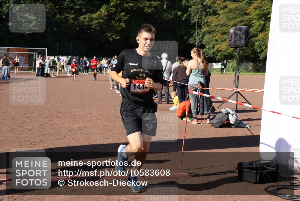 27.09.2026 - 35. Volkslauf durch das schöne Alstertal Strokosch-Dieckow http://msf.ph/oto/10583608 27.09.2026 11:43:25 Ziel 1444, 3010, 3014 meine-sportfotos.de
