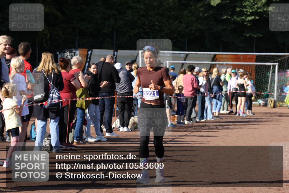 27.09.2026 - 35. Volkslauf durch das schöne Alstertal Strokosch-Dieckow http://msf.ph/oto/10583609 27.09.2026 11:24:09 Ziel 3203, 3221, 3373 meine-sportfotos.de