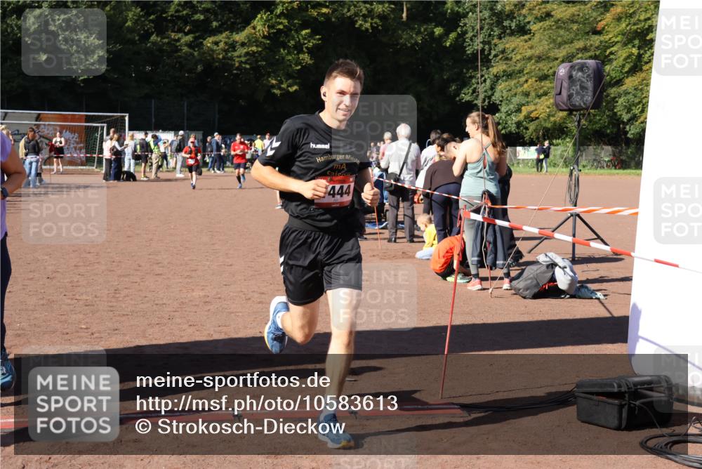 27.09.2026 - 35. Volkslauf durch das schöne Alstertal Strokosch-Dieckow http://msf.ph/oto/10583613 27.09.2026 11:43:25 Ziel 1444, 3010, 3014 meine-sportfotos.de