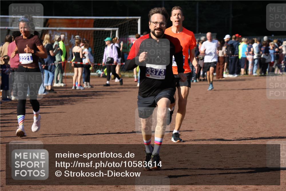 27.09.2026 - 35. Volkslauf durch das schöne Alstertal Strokosch-Dieckow http://msf.ph/oto/10583614 27.09.2026 11:24:07 Ziel 3203, 3221, 3373 meine-sportfotos.de