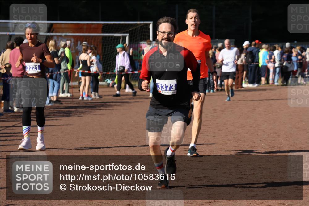 27.09.2026 - 35. Volkslauf durch das schöne Alstertal Strokosch-Dieckow http://msf.ph/oto/10583616 27.09.2026 11:24:07 Ziel 3203, 3221, 3373 meine-sportfotos.de