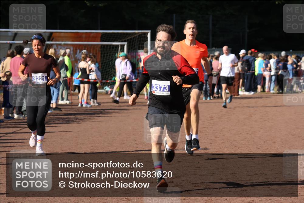 27.09.2026 - 35. Volkslauf durch das schöne Alstertal Strokosch-Dieckow http://msf.ph/oto/10583620 27.09.2026 11:24:07 Ziel 3203, 3221, 3373 meine-sportfotos.de