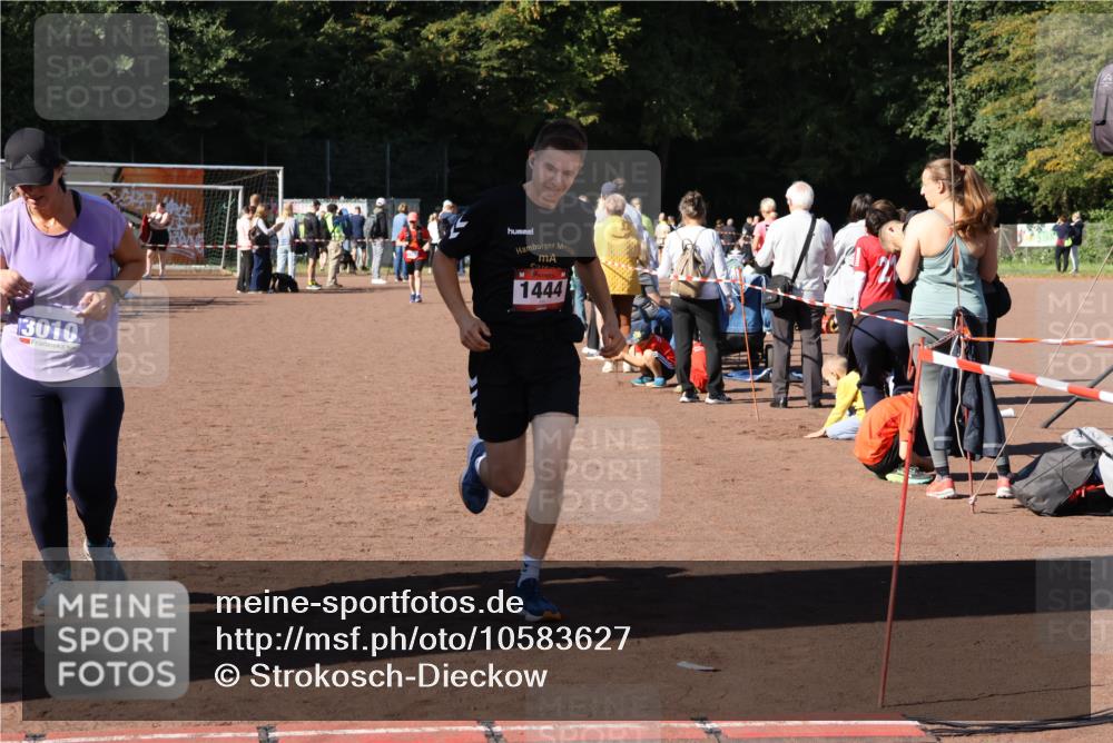 27.09.2026 - 35. Volkslauf durch das schöne Alstertal Strokosch-Dieckow http://msf.ph/oto/10583627 27.09.2026 11:43:25 Ziel 1444, 3010, 3014 meine-sportfotos.de