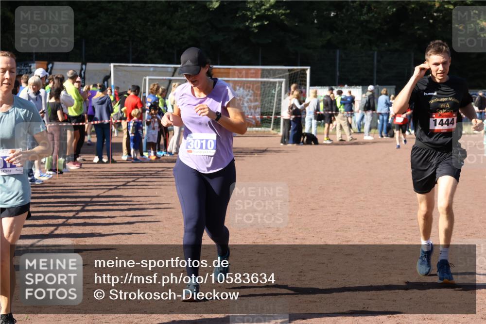 27.09.2026 - 35. Volkslauf durch das schöne Alstertal Strokosch-Dieckow http://msf.ph/oto/10583634 27.09.2026 11:43:24 Ziel 1444, 3010, 3014 meine-sportfotos.de
