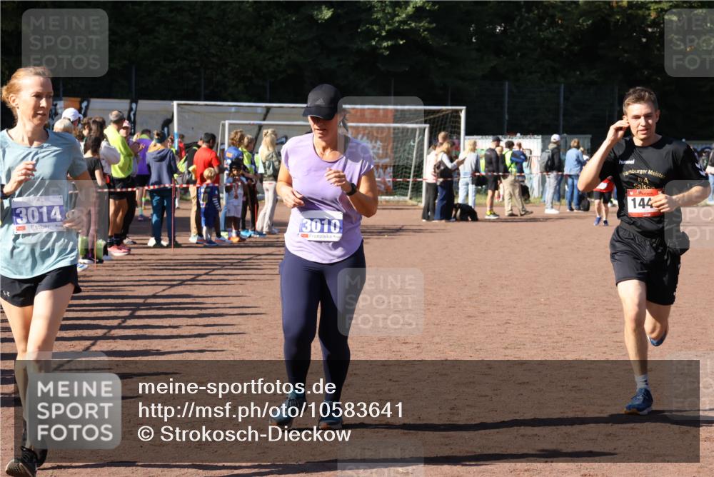 27.09.2026 - 35. Volkslauf durch das schöne Alstertal Strokosch-Dieckow http://msf.ph/oto/10583641 27.09.2026 11:43:24 Ziel 1444, 3010, 3014 meine-sportfotos.de