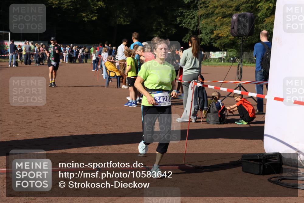 27.09.2026 - 35. Volkslauf durch das schöne Alstertal Strokosch-Dieckow http://msf.ph/oto/10583642 27.09.2026 11:23:51 Ziel 3323, 3428, 3973 meine-sportfotos.de