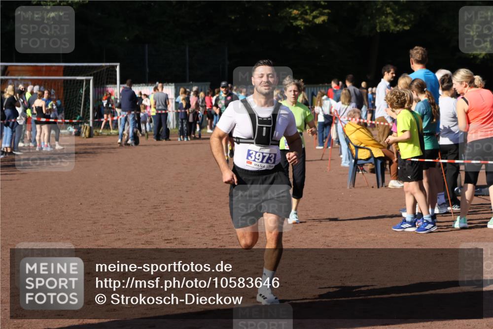 27.09.2026 - 35. Volkslauf durch das schöne Alstertal Strokosch-Dieckow http://msf.ph/oto/10583646 27.09.2026 11:23:48 Ziel 3323, 3428, 3973 meine-sportfotos.de