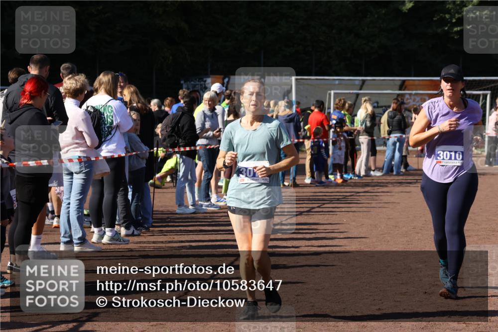 27.09.2026 - 35. Volkslauf durch das schöne Alstertal Strokosch-Dieckow http://msf.ph/oto/10583647 27.09.2026 11:43:23 Ziel 1444, 3010, 3014 meine-sportfotos.de