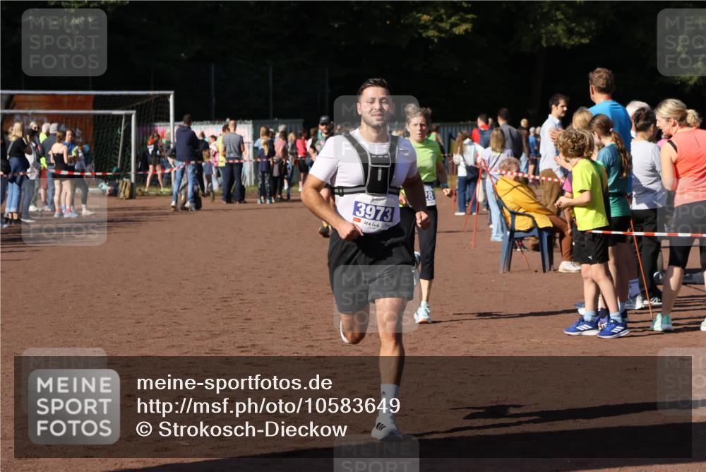 27.09.2026 - 35. Volkslauf durch das schöne Alstertal Strokosch-Dieckow http://msf.ph/oto/10583649 27.09.2026 11:23:48 Ziel 3323, 3428, 3973 meine-sportfotos.de