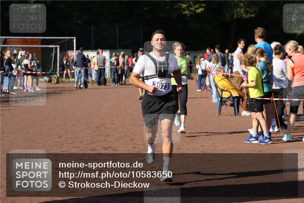 27.09.2026 - 35. Volkslauf durch das schöne Alstertal Strokosch-Dieckow http://msf.ph/oto/10583650 27.09.2026 11:23:48 Ziel 3323, 3428, 3973 meine-sportfotos.de