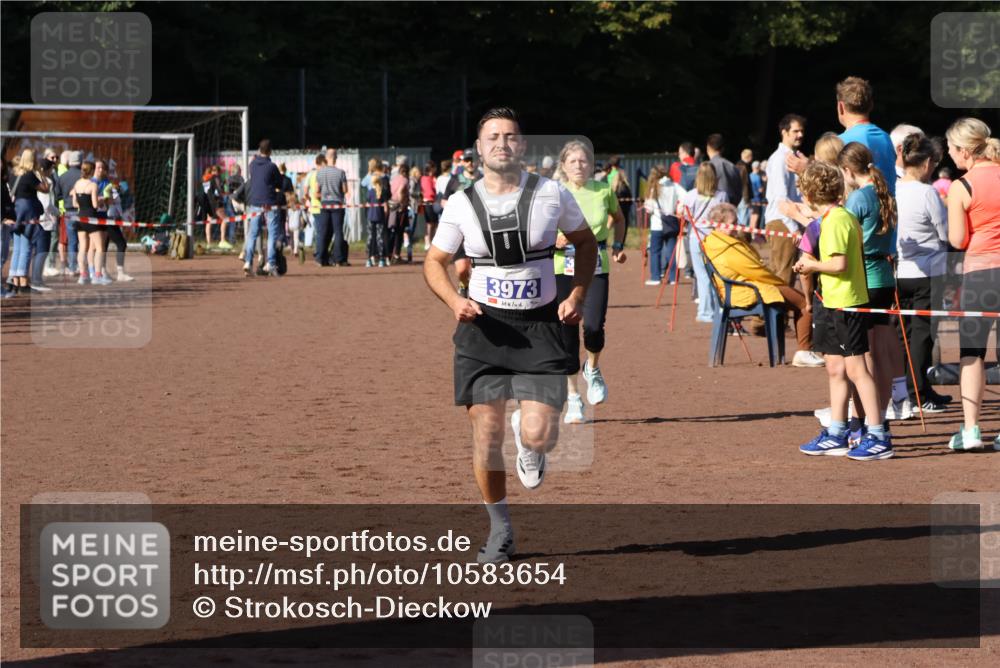 27.09.2026 - 35. Volkslauf durch das schöne Alstertal Strokosch-Dieckow http://msf.ph/oto/10583654 27.09.2026 11:23:48 Ziel 3323, 3428, 3973 meine-sportfotos.de